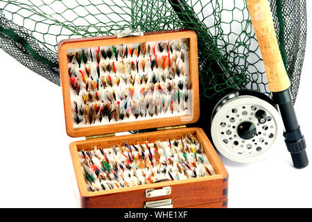 La pesca a mosca del corredo del Rod Reel landing net e vola in legno fly box su sfondo bianco Foto Stock