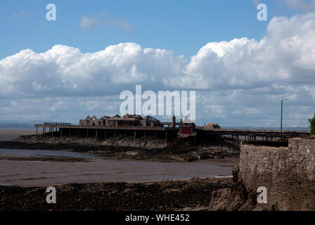 In disuso Birnbeck Pier sul Canale di Bristol in Weston-super-Mare, England Regno Unito Foto Stock