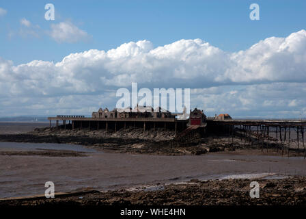In disuso Birnbeck Pier sul Canale di Bristol in Weston-super-Mare, England Regno Unito Foto Stock