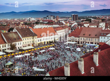 La città di Sibiu, Romania - 25 August 2019. Veduta aerea della grande piazza da Sibiu, Romania, durante la Festa Medievale 2019 Foto Stock