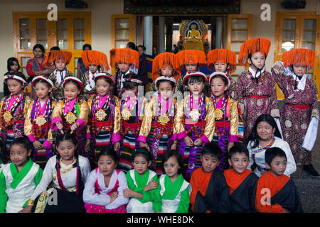 Dharamshala, India. 02Sep, 2019. Bambini Tibetani che indossano vestiti tradizionali per eseguire il loro turno durante la celebrazione del 59e anniversario della democrazia tibetano giorno a Tsugla Khang tempio, Mcleodganj, Dharamshala, India. (Foto di Shailesh Bhatangar/Pacific Stampa) Credito: Pacific Press Agency/Alamy Live News Foto Stock