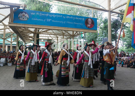 Dharamshala, India. 02Sep, 2019. I bambini tibetani vestito nel tradizionale abito tibetano eseguendo il Tibetano ballare durante la celebrazione del 59e anniversario della democrazia tibetano giorno a Tsugla Khang tempio, Mcleodganj, Dharamshala, India. (Foto di Shailesh Bhatangar/Pacific Stampa) Credito: Pacific Press Agency/Alamy Live News Foto Stock