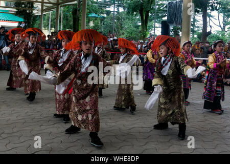 Dharamshala, India. 02Sep, 2019. I bambini tibetani vestito nel tradizionale abito tibetano eseguendo il Tibetano ballare durante la celebrazione del 59e anniversario della democrazia tibetano giorno a Tsugla Khang tempio, Mcleodganj, Dharamshala, India. (Foto di Shailesh Bhatangar/Pacific Stampa) Credito: Pacific Press Agency/Alamy Live News Foto Stock