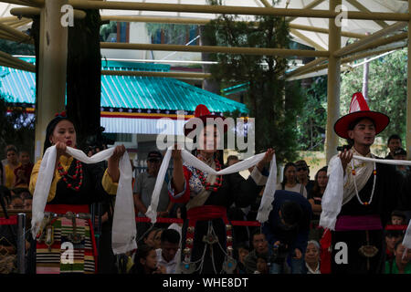 Dharamshala, India. 02Sep, 2019. Artista di TIPA eseguendo il Tibetano ballare durante la celebrazione del 59e anniversario della democrazia tibetano giorno a Tsugla Khang tempio, Mcleodganj, Dharamshala, India. (Foto di Shailesh Bhatangar/Pacific Stampa) Credito: Pacific Press Agency/Alamy Live News Foto Stock