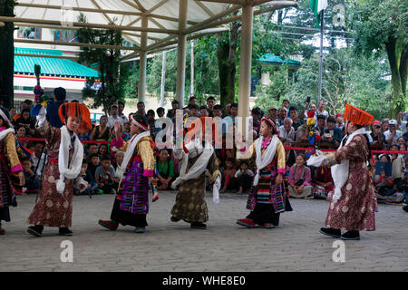 Dharamshala, India. 02Sep, 2019. I bambini tibetani vestito nel tradizionale abito tibetano eseguendo il Tibetano ballare durante la celebrazione del 59e anniversario della democrazia tibetano giorno a Tsugla Khang tempio, Mcleodganj, Dharamshala, India. (Foto di Shailesh Bhatangar/Pacific Stampa) Credito: Pacific Press Agency/Alamy Live News Foto Stock