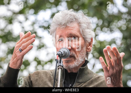 Londra, 2 settembre 2019. Roger Waters, frontman dei Pink Floyd parla, quindi esegue il suo hit 'desiderate sono state qui" al di fuori del Regno Unito Home Office, durante una manifestazione in onore di WikiLeaks co-fondatore Julian Assange. Credito: Imageplotter/Alamy Live News Foto Stock