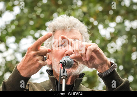 Londra, 2 settembre 2019. Roger Waters, frontman dei Pink Floyd parla, quindi esegue il suo hit 'desiderate sono state qui" al di fuori del Regno Unito Home Office, durante una manifestazione in onore di WikiLeaks co-fondatore Julian Assange. Credito: Imageplotter/Alamy Live News Foto Stock