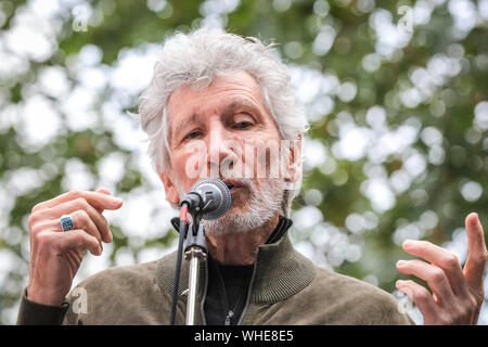 Londra, 2 settembre 2019. Roger Waters, frontman dei Pink Floyd parla, quindi esegue il suo hit 'desiderate sono state qui" al di fuori del Regno Unito Home Office, durante una manifestazione in onore di WikiLeaks co-fondatore Julian Assange. Credito: Imageplotter/Alamy Live News Foto Stock