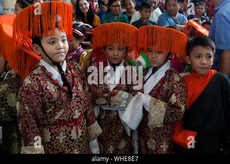 Dharamshala, India. 02Sep, 2019. I bambini tibetani vestito nel tradizionale abito tibetani aspettano il loro turno per eseguire la danza tibetano durante la celebrazione del 59e anniversario della democrazia tibetano giorno a Tsugla Khang tempio, Mcleodganj, Dharamshala, India. (Foto di Shailesh Bhatangar/Pacific Stampa) Credito: Pacific Press Agency/Alamy Live News Foto Stock