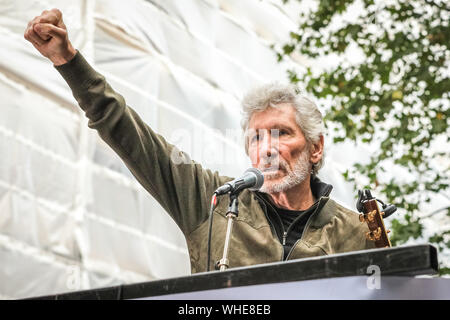 Londra, 2 settembre 2019. Roger Waters, frontman dei Pink Floyd parla, quindi esegue il suo hit 'desiderate sono state qui" al di fuori del Regno Unito Home Office, durante una manifestazione in onore di WikiLeaks co-fondatore Julian Assange. Credito: Imageplotter/Alamy Live News Foto Stock