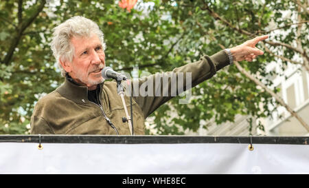 Londra, 2 settembre 2019. Roger Waters, frontman dei Pink Floyd parla, quindi esegue il suo hit 'desiderate sono state qui" al di fuori del Regno Unito Home Office, durante una manifestazione in onore di WikiLeaks co-fondatore Julian Assange. Credito: Imageplotter/Alamy Live News Foto Stock