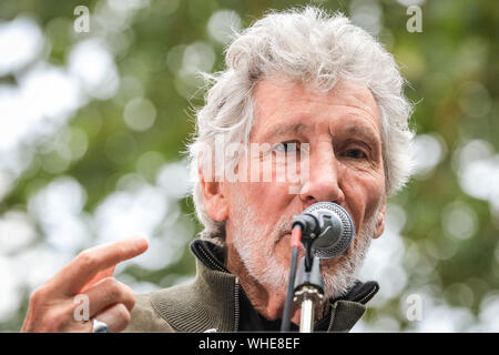 Londra, 2 settembre 2019. Roger Waters, frontman dei Pink Floyd parla, quindi esegue il suo hit 'desiderate sono state qui" al di fuori del Regno Unito Home Office, durante una manifestazione in onore di WikiLeaks co-fondatore Julian Assange. Credito: Imageplotter/Alamy Live News Foto Stock