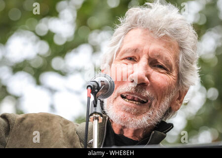 Londra, 2 settembre 2019. Roger Waters, frontman dei Pink Floyd parla, quindi esegue il suo hit 'desiderate sono state qui" al di fuori del Regno Unito Home Office, durante una manifestazione in onore di WikiLeaks co-fondatore Julian Assange. Credito: Imageplotter/Alamy Live News Foto Stock