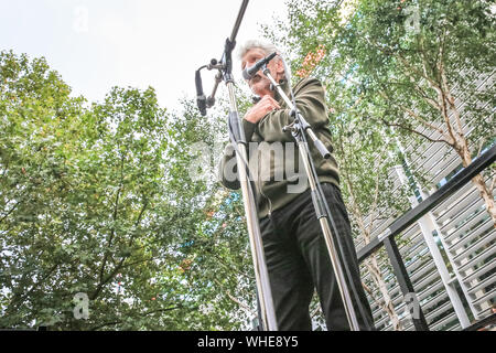 Londra, 2 settembre 2019. Roger Waters, frontman dei Pink Floyd parla, quindi esegue il suo hit 'desiderate sono state qui" al di fuori del Regno Unito Home Office, durante una manifestazione in onore di WikiLeaks co-fondatore Julian Assange. Credito: Imageplotter/Alamy Live News Foto Stock