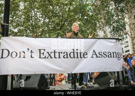 Londra, 2 settembre 2019. Roger Waters, frontman dei Pink Floyd parla, quindi esegue il suo hit 'desiderate sono state qui" al di fuori del Regno Unito Home Office, durante una manifestazione in onore di WikiLeaks co-fondatore Julian Assange. Credito: Imageplotter/Alamy Live News Foto Stock