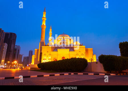 L'Al Noor moschea è una moschea principale situato sulla laguna di Khaled Al Buhaira Corniche nella città di Sharjah Emirati arabi uniti, Foto Stock