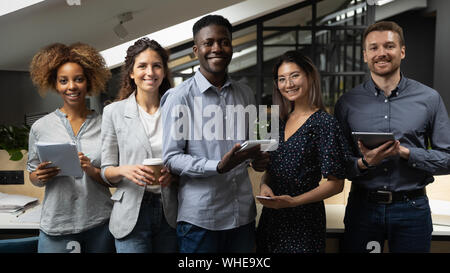 Sorridente e multirazziale del team di business con africani leader maschio ritratto Foto Stock