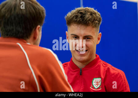 Tom Lawrence del Galles si affaccia il supporto in avanti del Galles v Azerbaigian Sessione media presso il St Fagans museo. Lewis Mitchell/YCPD. Foto Stock