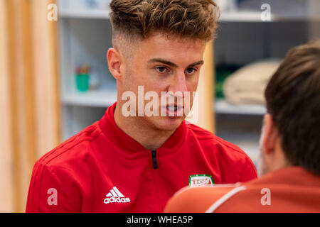 Tom Lawrence del Galles si affaccia il supporto in avanti del Galles v Azerbaigian Sessione media presso il St Fagans museo. Lewis Mitchell/YCPD. Foto Stock