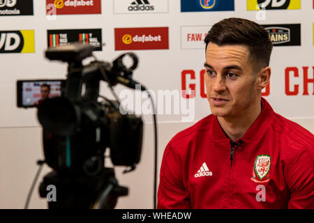 Tom Lawrence del Galles si affaccia il supporto in avanti del Galles v Azerbaigian Sessione media presso il St Fagans museo. Lewis Mitchell/YCPD. Foto Stock