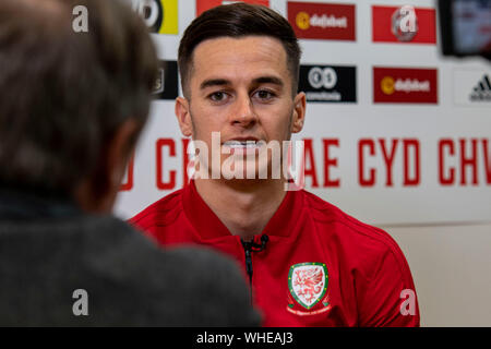 Tom Lawrence del Galles si affaccia il supporto in avanti del Galles v Azerbaigian Sessione media presso il St Fagans museo. Lewis Mitchell/YCPD. Foto Stock