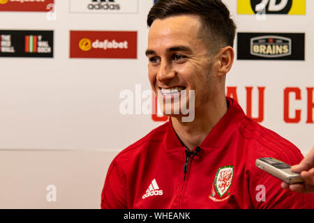 Tom Lawrence del Galles si affaccia il supporto in avanti del Galles v Azerbaigian Sessione media presso il St Fagans museo. Lewis Mitchell/YCPD. Foto Stock