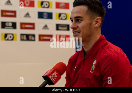 Tom Lawrence del Galles si affaccia il supporto in avanti del Galles v Azerbaigian Sessione media presso il St Fagans museo. Lewis Mitchell/YCPD. Foto Stock