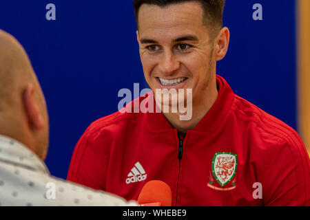 Tom Lawrence del Galles si affaccia il supporto in avanti del Galles v Azerbaigian Sessione media presso il St Fagans museo. Lewis Mitchell/YCPD. Foto Stock