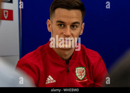 Tom Lawrence del Galles si affaccia il supporto in avanti del Galles v Azerbaigian Sessione media presso il St Fagans museo. Lewis Mitchell/YCPD. Foto Stock