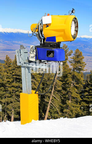 Grossi cannoni per l'innevamento in montagna Foto Stock