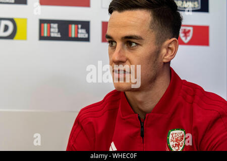 Tom Lawrence del Galles si affaccia il supporto in avanti del Galles v Azerbaigian Sessione media presso il St Fagans museo. Lewis Mitchell/YCPD. Foto Stock