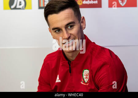 Tom Lawrence del Galles si affaccia il supporto in avanti del Galles v Azerbaigian Sessione media presso il St Fagans museo. Lewis Mitchell/YCPD. Foto Stock