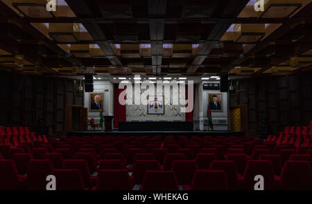 Una foto della sala inferiore del Re Abdullah moschea di Amman. Foto Stock