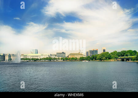 Bella e soleggiata giornata d'estate al Lago Alster Amburgo, Germania. Foto Stock