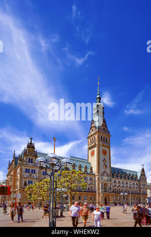 Il municipio della torre del municipio di Amburgo, Germania su una soleggiata giornata estiva. Foto Stock