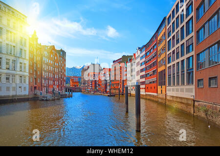 Bellissima vista del famoso Amburgo Speicherstadt warehouse district in una giornata di sole in estate, Amburgo, Germania. Foto Stock