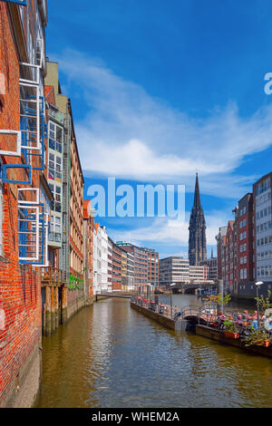 Bellissima vista del famoso Amburgo Speicherstadt warehouse district in una giornata di sole in estate, Amburgo, Germania. Foto Stock