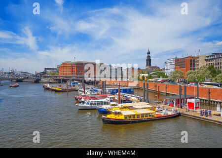 Amburgo, Germania - 22 Maggio 2018: bella vista da Amburgo Speicherstadt warehouse district per le imbarcazioni del porto in una giornata di sole in estate Foto Stock