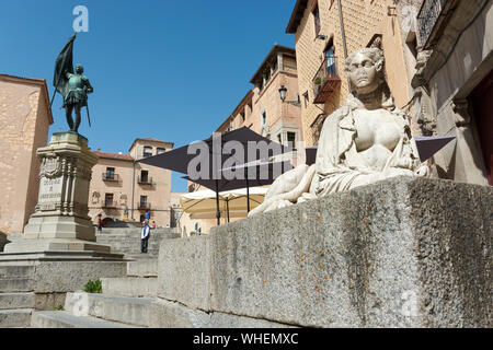 SEGOVIA, Spagna - 25 Aprile 2018: la scultura di una sirena e il monumento a Juan Bravo a Plazuela de San Martin in Segovia. Foto Stock