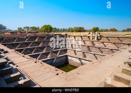 Un quadrato a gradini serbatoio acqua a Hampi, il centro degli Indù Vijayanagara Empire nello stato del Karnataka in India Foto Stock