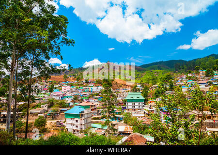 Paesaggio di Munnar town, circondato da una piantagione di tè in India Foto Stock