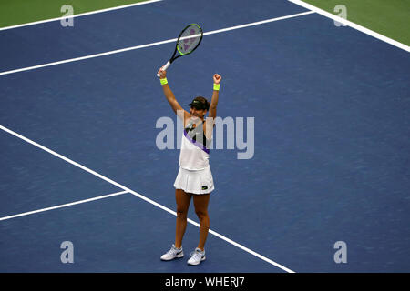 New York, Stati Uniti. 02Sep, 2019. Flushing Meadows, New York, Stati Uniti - 2 settembre 2019. Belinda Becic della Svizzera celebra la sua vittoria sul numero 1 di sementi, Naomi Osaka nel quarto round a noi oggi aperto. Credito: Adam Stoltman/Alamy Live News Foto Stock