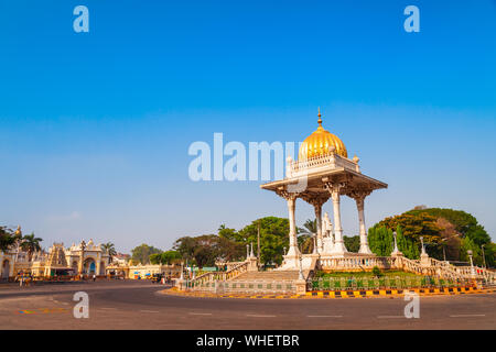 Statua di Maharaja Wodeyar Chamarajendar re nel centro della città di Mysore in India Foto Stock