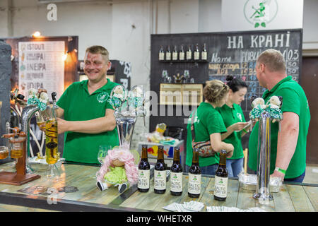 Kiev, Ucraina - 18 Maggio 2019: Foresta stramba birreria artigianale baristi spillare la birra a Kiev del Festival della Birra vol. 4 in arte Zavod Platforma. Più di sessanta imbarcazioni essere Foto Stock