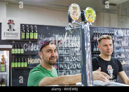 Kiev, Ucraina - 18 Maggio 2019: Venerdì birreria artigianale lavoro baristi a Kiev del Festival della Birra vol. 4 in arte Zavod Platforma. Più di 60 la birra artigianale brewer Foto Stock