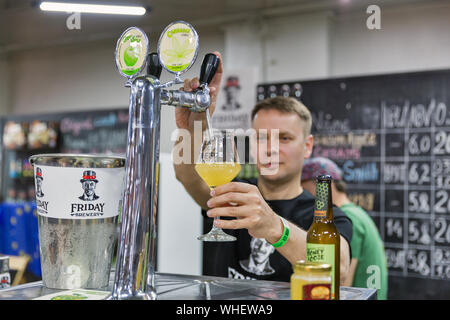 Kiev, Ucraina - 18 Maggio 2019: il barista del venerdì birreria artigianale lavora a Kiev del Festival della Birra vol. 4 in arte Zavod Platforma. Più di 60 la birra artigianale bre Foto Stock
