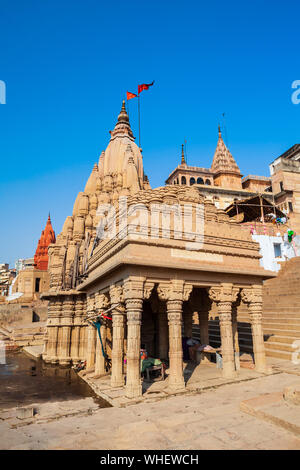 Mahadev Ratneshwar Tempio o tempio di inclinazione si trova a Varanasi in Uttar Pradesh, India del Nord Foto Stock