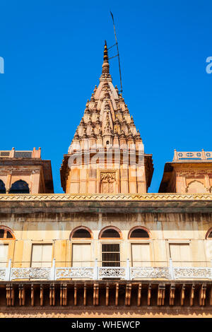 Tempio di Shiva si trova presso il fiume Gange a Varanasi city, nello stato di Uttar Pradesh, India del Nord Foto Stock