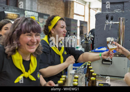 Kiev, Ucraina - 18 Maggio 2019: Donne lavoro baristi a Pivarium birreria artigianale stand a Kyiv Festa della Birra vol. 4 in arte Zavod Platforma. Più di 60 Foto Stock