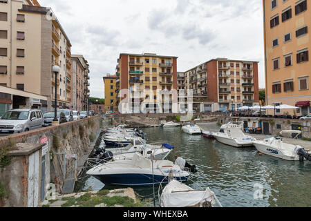 LIVORNO, Italia - Luglio 11, 2019: Cityscape con barche ormeggiate nella parte anteriore della Nuova Fortezza nel quartiere Venezia Nuova. Livorno è una città sul Mar Ligure Foto Stock